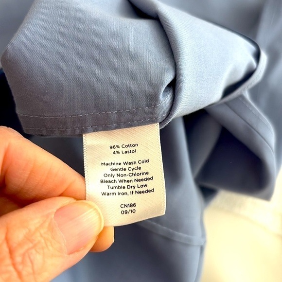 Talbots Sleeveless Blue Collared Wrinkle Resistant Top with Buttons. Size 16 - Picture 7 of 9